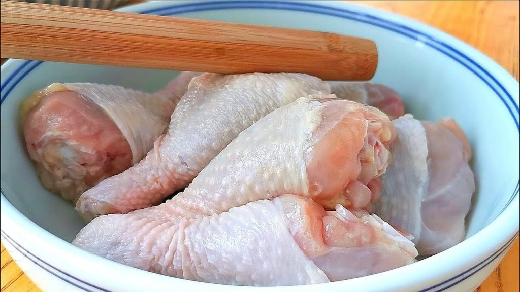 雞腿最過癮的吃法,不油炸不水煮,擀麵杖敲一敲,一頓7個不夠吃【小穎美食】