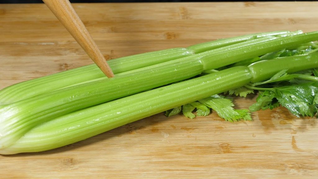 炒芹菜时,切记不可直接下锅炒,多加2步,脆嫩爽口,营养又下饭Celery Sautéed Shredded Pork Recipe