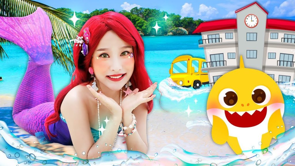 基尼成功被人魚公主學校錄取了!和鯊魚寶寶一起在人魚學校學游泳Little mermaid school