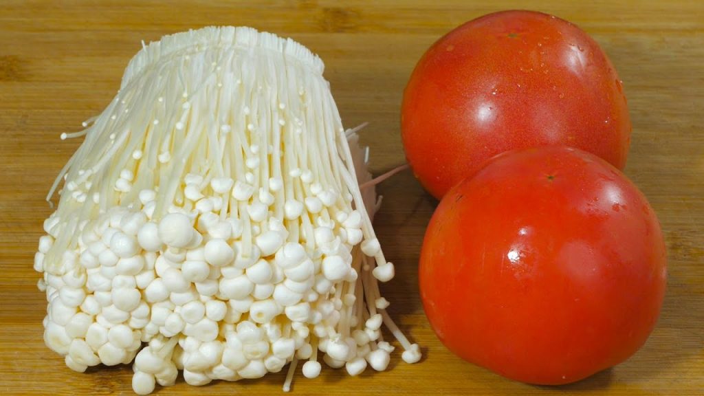 1把金针菇2个西红柿,过年待客我必做的拿手菜,营养美味又解馋Tomato Enoki Mushroom Recipe