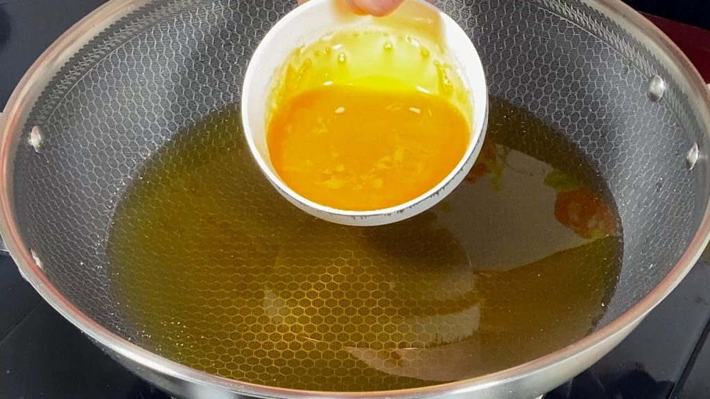 年薪50万大厨,把鸡蛋倒进滚烫的油锅,出锅就成招牌菜,太厉害了Egg Recipes