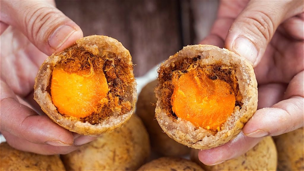 【1mintips】別擠別擠不用排,好吃夜市炸芋球自己做!肉鬆芋泥加蛋黃,PK名店月餅的好滋味!記得配茶配咖啡,享受變三倍!