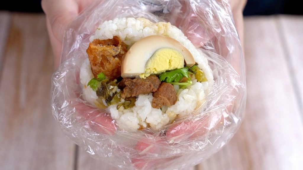 【1mintips】什麼! !飯糰可以這樣包! ! !震撼味覺新組合,隨便包都好吃! !因為料太讚,無技巧也能包出排隊飯糰! !太神奇!