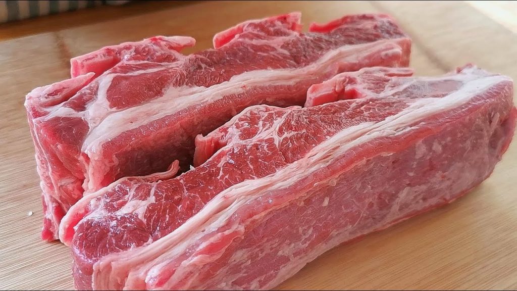 我家牛肉從不紅燒,教你懶人做法,加2個西紅柿,不加一滴水,出鍋瞬間被搶光【小穎美食】