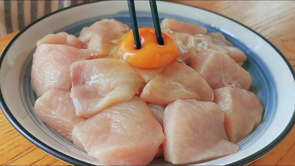 雞胸肉別油炸了,加一個雞蛋,不用炒不涼拌,用擀麵杖一壓,比紅燒肉還香【小穎美食】
