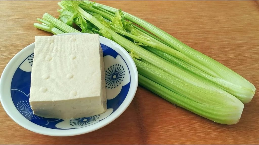 芹菜不要炒著吃,加一塊豆腐,這樣做鮮香味美,開胃下飯,吃一次就忘不了! 【小穎美食】