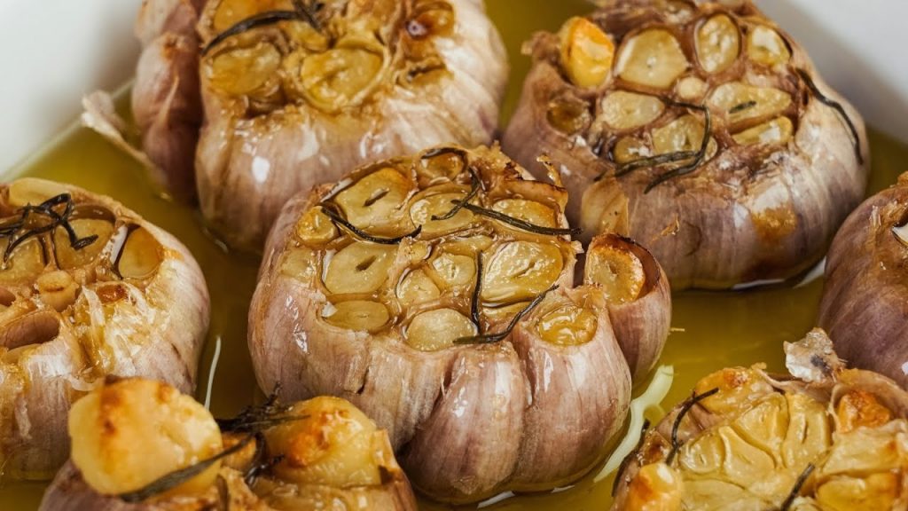 【1mintips】簡單烤大蒜,用途百百種,超乎你想像! !做菜總是不對味? ?因為大廚不教你! !可以直接吃,當抹醬,拌麵,炒飯,煎蛋……! !哇!烤大蒜真的太神奇! !