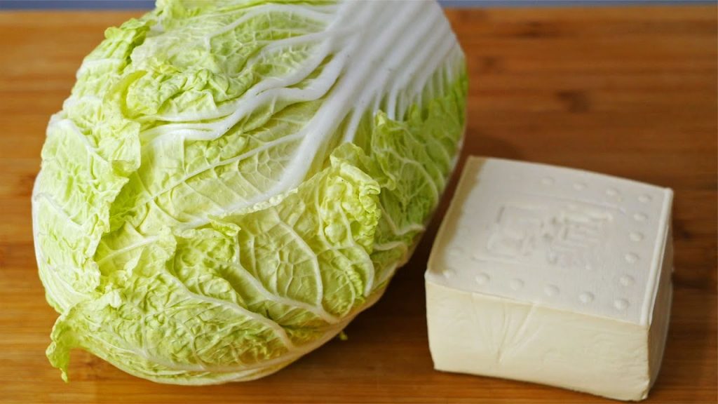 白菜炖豆腐时,先炒白菜还是先炖豆腐?大厨教你正确做法,超好吃Stewed tofu with cabbage recipe