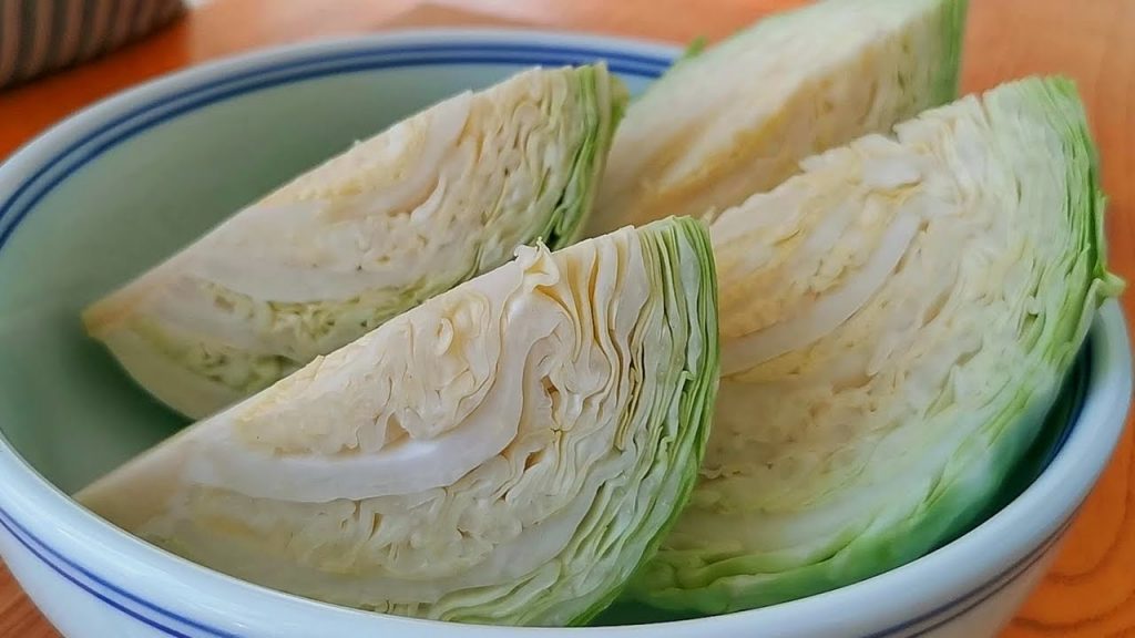 包菜不要炒著吃,教你懶人吃法,不炒不燉不涼拌,出鍋瞬間被掃光【小穎美食】