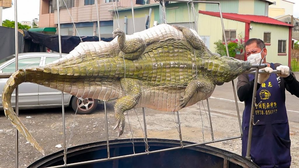 Roast whole crocodile, whole pig, giant sausage / 烤鰻魚, 烤全豬, 巨大香腸 – 台灣美食