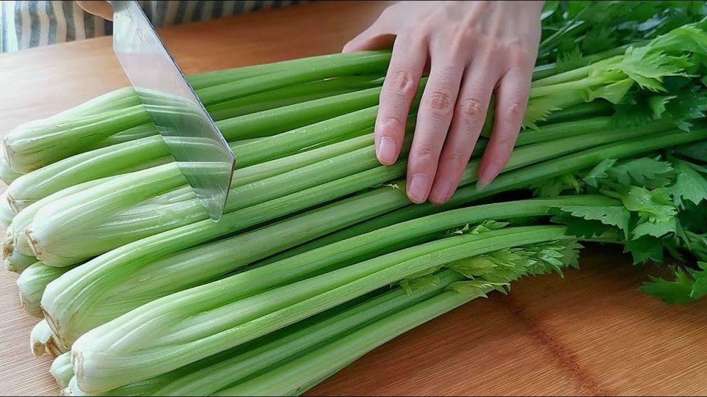 芹菜最好吃的做法,營養又解饞,做法簡單,一次做4斤不夠吃!天天吃都不膩【小穎美食】