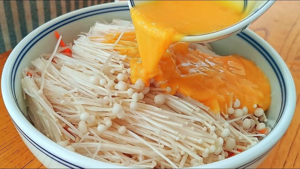 金針菇裡加3個雞蛋,不炒不燉不涼拌,出鍋比吃肉還香,超過癮! 【小穎美食】
