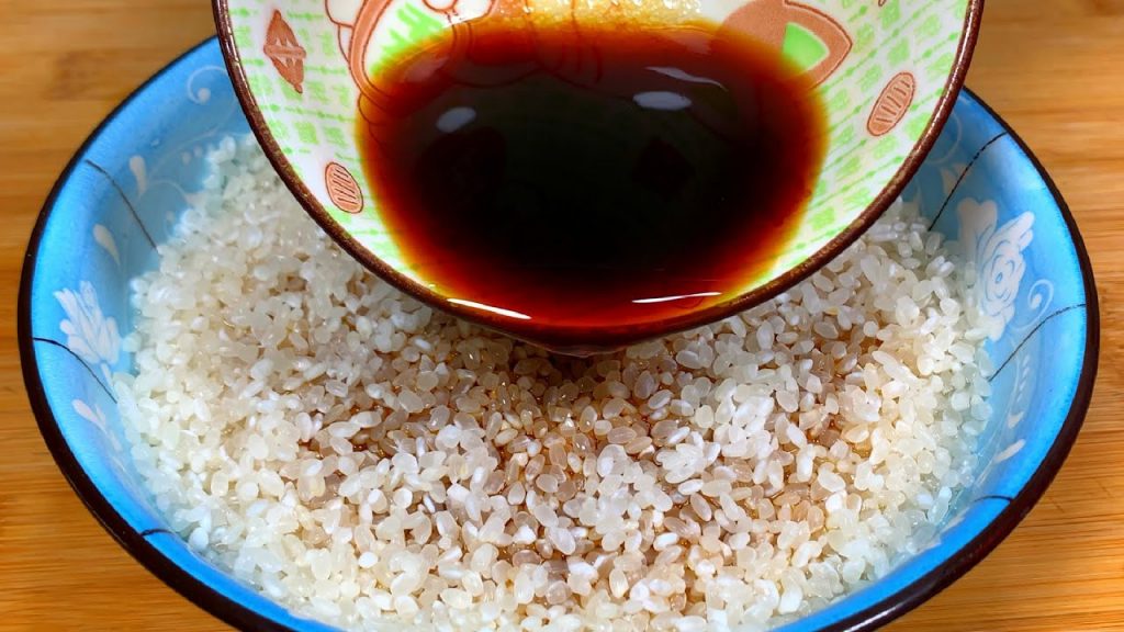 大米中浇上酱油,太厉害了,30年老保姆拿手绝活,真是高手在民间【刘姐厨房 Magic Food】#米饭