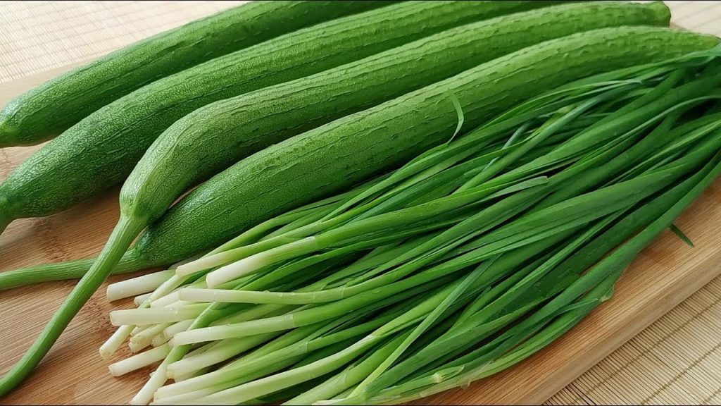 絲瓜別炒著吃了,加一把韭菜,比肉還香,好吃到你不想放下筷子! 【小穎美食】