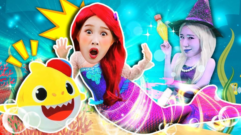 基尼美人魚公主到人間了?和鯊魚寶寶在人間世界玩Mermaid