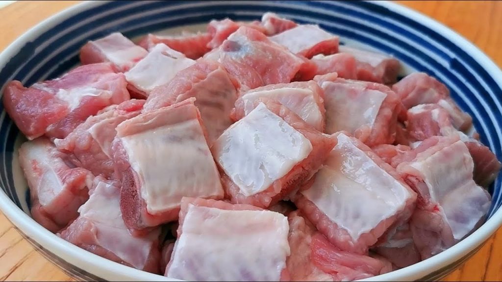 我家排骨從不紅燒,加一個西紅柿,不加一滴水,上桌瞬間被掃光! 【小穎美食】