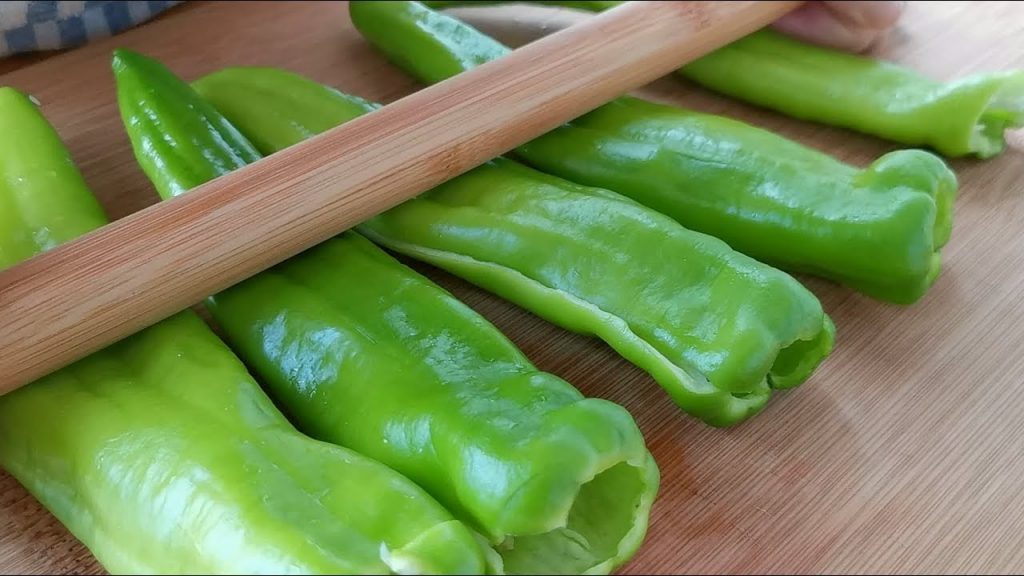 2斤辣椒加3張豆腐皮,不用炒不油炸,我家一周吃3次,每次都吃光光【小穎美食】