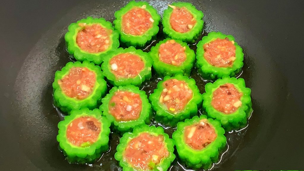 天气热要多吃苦瓜,分享新吃法,不炖不炒不凉拌,岀锅连汤汁不剩【刘姐厨房 Magic Food】#苦瓜