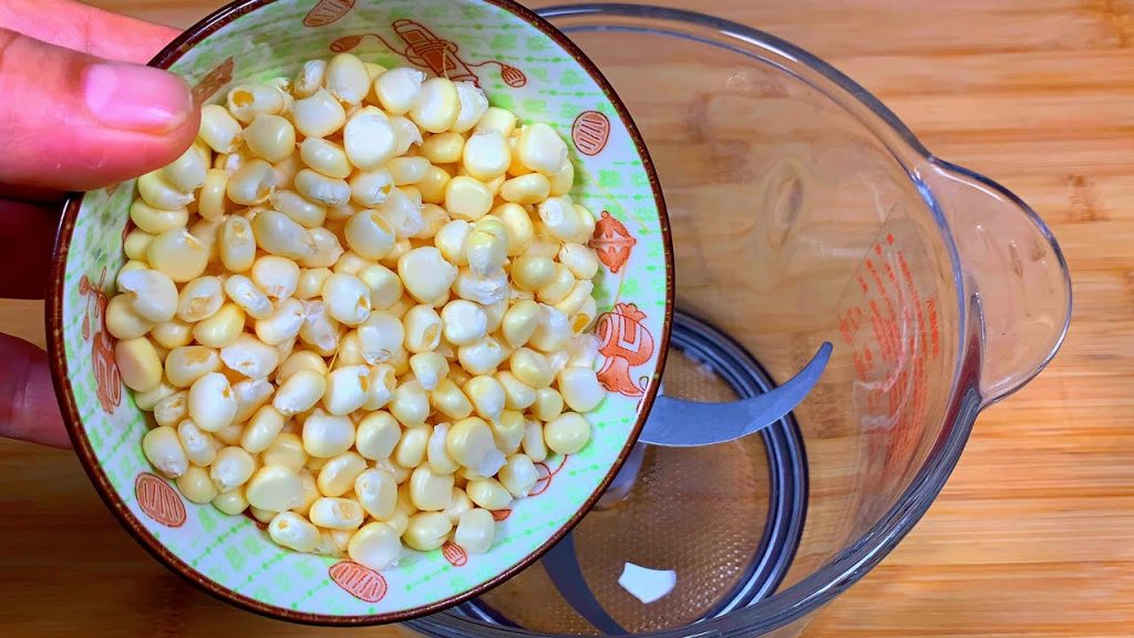 把玉米倒入绞肉机中,只服这种做法,挑食的孩子都爱吃,真解馋【刘姐厨房 Magic Food】#玉米 #面包