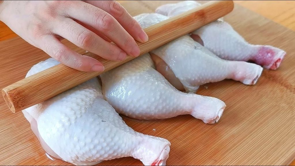 雞腿不再油炸,用擀麵杖敲一敲,不煮不燉也不烤,出鍋瞬間被搶光【小穎美食】