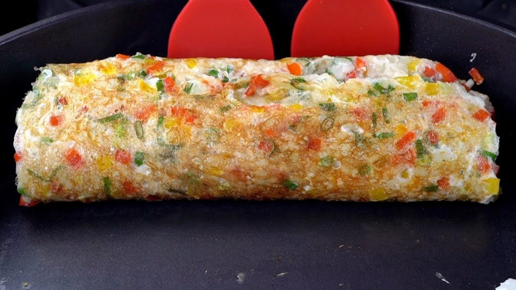 【1mintips】蔬菜蛋飯捲,打敗壽司的美味!不用沾手,不必技巧,直接鍋中一次完成!煎蛋順便做飯捲,沒想到可以這樣做?馬上試試看!