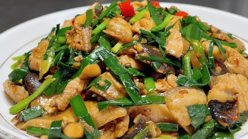 大廚教你韭菜炒香菇的做法,香辣開胃,好吃又下飯【留意美食】#韭菜炒香菇 #韭菜 #香菇