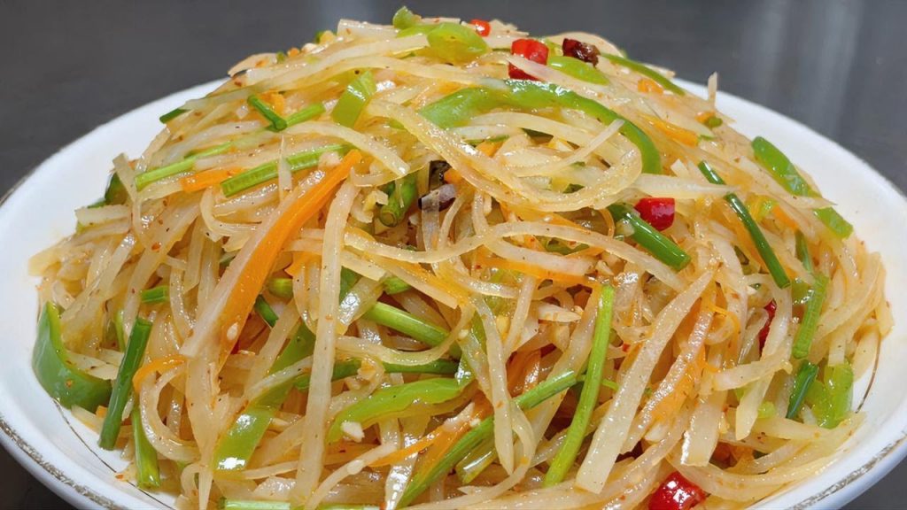 廚師長教你涼拌土豆絲的家常做法,步驟詳細,酸辣開胃下酒又下飯!【留意美食】#土豆絲做法