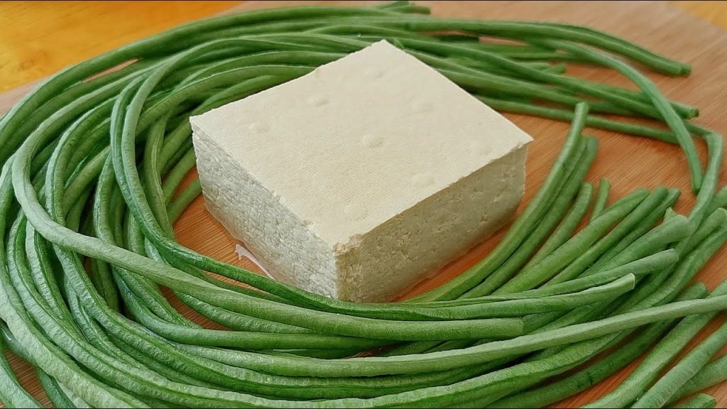 1塊豆腐加1把豆角,不炒不燉不涼拌,出鍋比紅燒肉還香,超過癮! 【小穎美食】