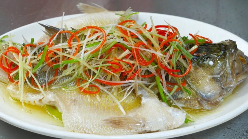 清蒸鱼时,千万不要放盐和料酒,教你正确做法,鲜嫩多汁不柴不腥Steamed fish recipe