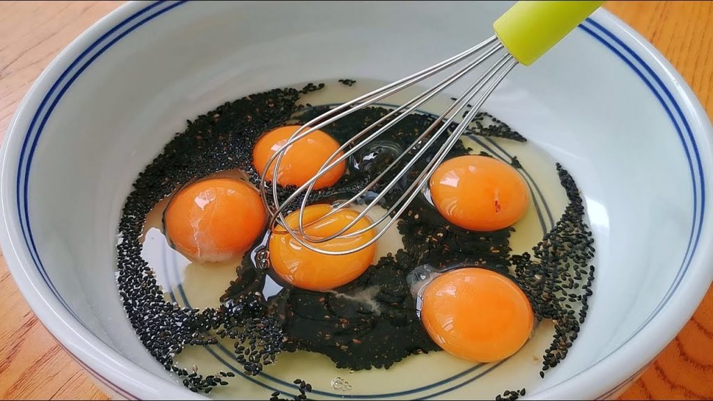 黑芝麻里打五個雞蛋,教你秘製新吃法,酥脆又拉絲,出鍋比肉還香【小穎美食】