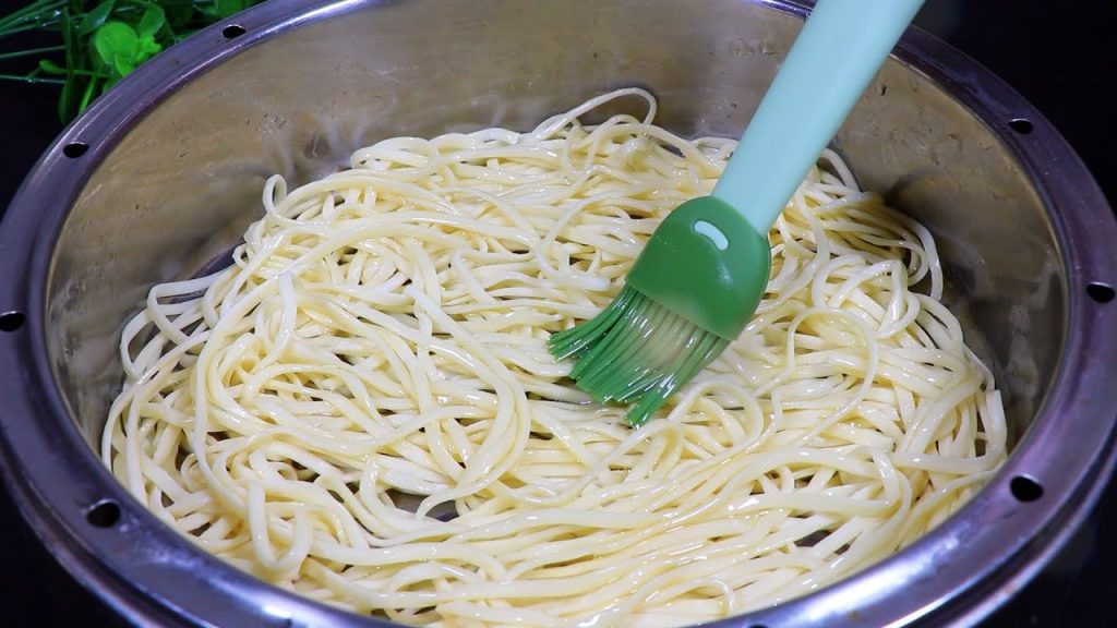 面条刷油上锅蒸一蒸,瞬间变美食,我家10顿有8顿这样吃,太香了【刘姐厨房 Magic Food】#面食 #面条