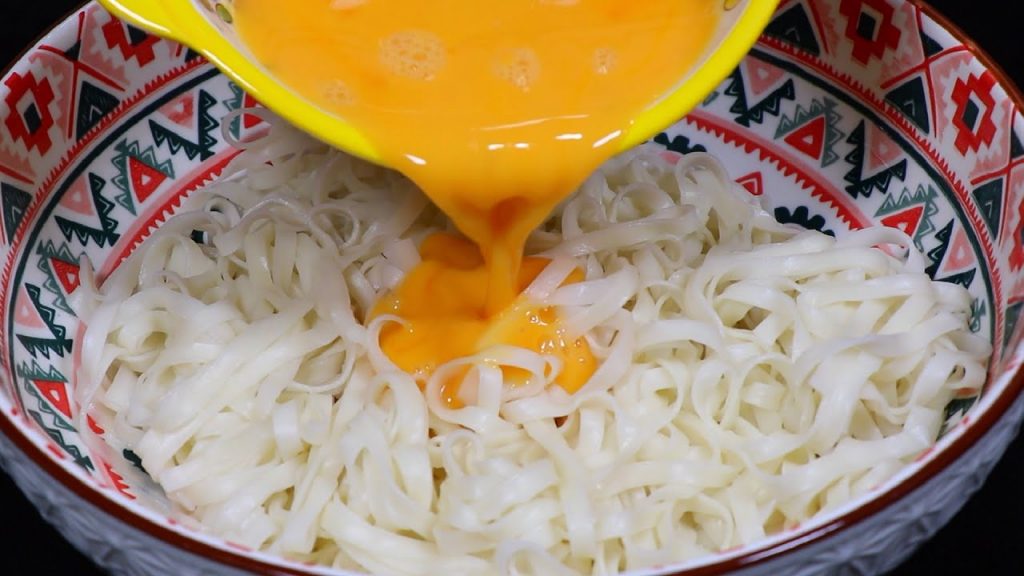 面条这做法太香了,淋入鸡蛋液,一周吃6次都不会腻,营养又解馋【刘姐厨房 Magic Food】#面条 #鸡蛋