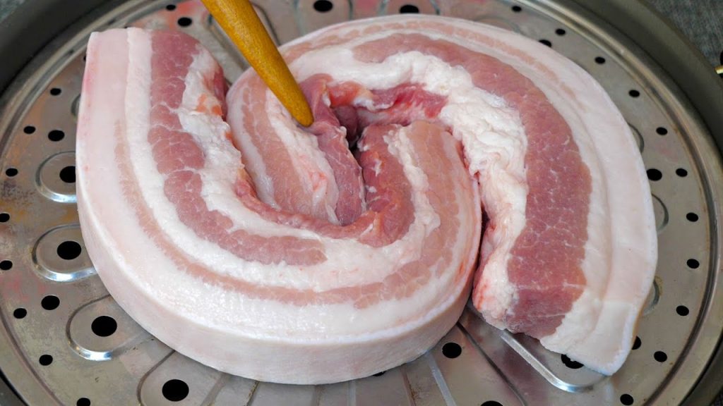 把五花肉放锅里蒸一蒸,实在太香了,第一次见这做法,高手在民间Pork recipe