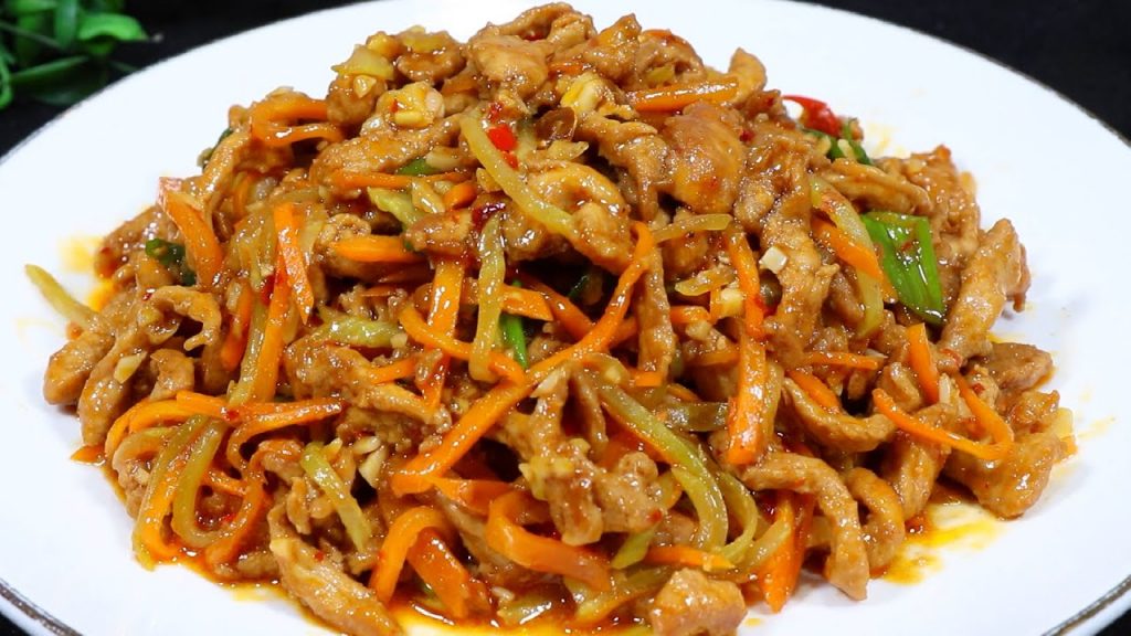 “鱼香肉丝”的家常做法,味道鲜香又下饭,做法也很简单,真实用【刘姐厨房 Magic Food】#家常菜 #鱼香肉丝 #中国菜