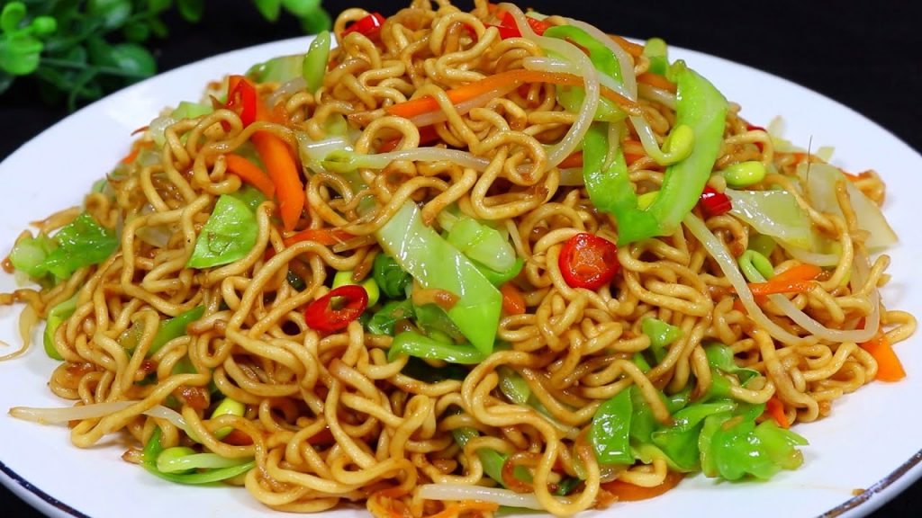 炒泡面时,切记不要用开水烫和直接下锅煮,教你诀窍,不成坨好吃【刘姐厨房 Magic Food】#泡面 #中国美食 #方便面