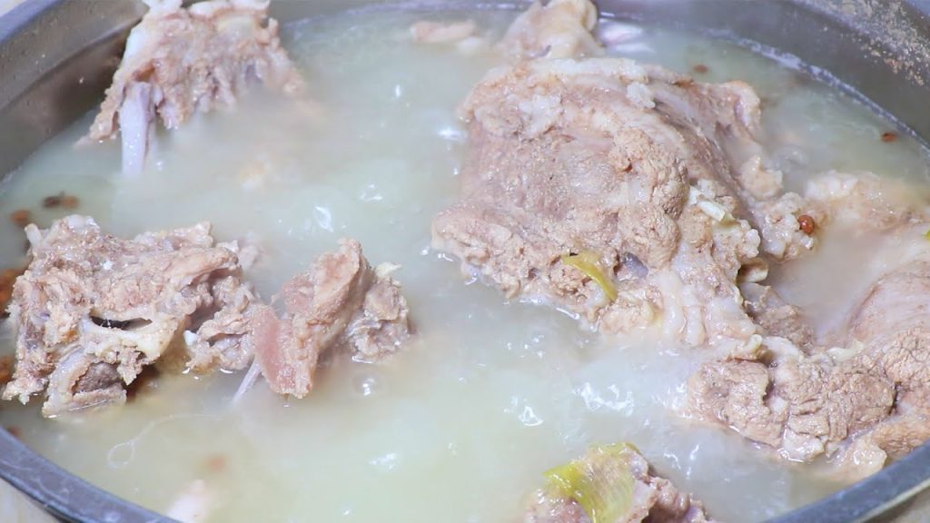 炖羊肉汤,记住不要直接炖,告诉你诀窍,不膻不腥,汤浓肉香【刘姐厨房 Magic Food】#羊肉汤 #汤羹 #中国美食