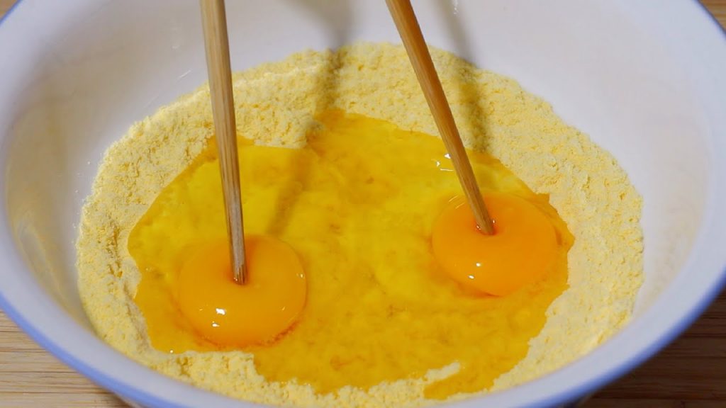 玉米面里打2颗鸡蛋,原来这么好吃,家人三天两头点名要吃,真香【刘姐厨房 Magic Food】#面食 #玉米面 #鸡蛋