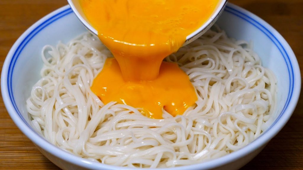 面条这样做实在太香了,淋入2个鸡蛋,出锅外酥里嫩,营养又解馋Noodle recipe