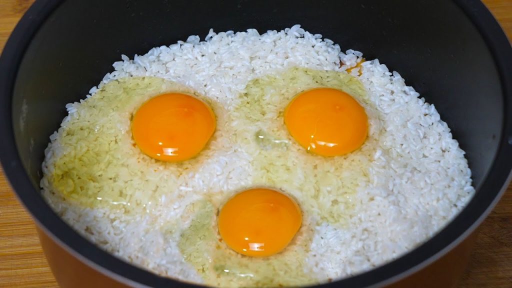 把鸡蛋打入大米中,加水一起煮,好吃做法教给你,天天吃都不腻Rice recipes