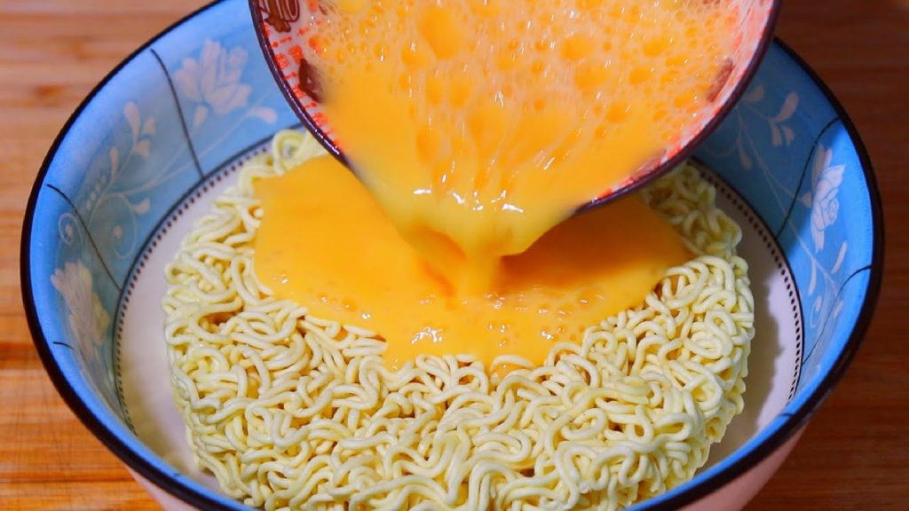 将鸡蛋液倒入方便面中,真是厉害,从未见过这种吃法,出锅太香了【刘姐厨房 Magic Food】#面食 #鸡蛋 #方便面