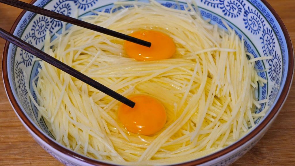 土豆丝里打2个鸡蛋,居然会这么好吃,我家一周吃6次,上桌就抢光Potato recipe