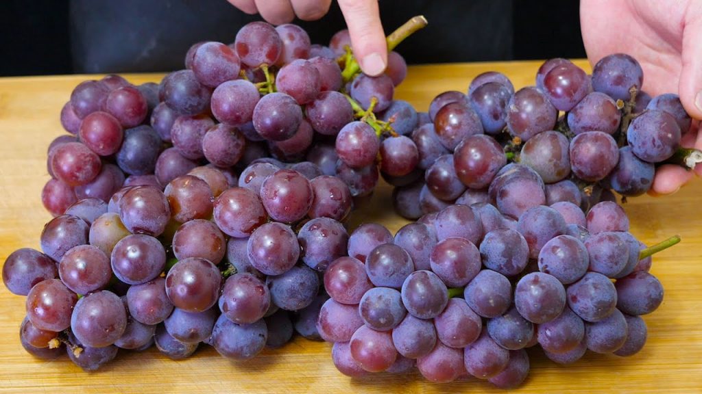 葡萄只用盐和面粉洗,等于吃虫卵,教你技巧,虫卵农药残留全跑光Tips for washing grapes