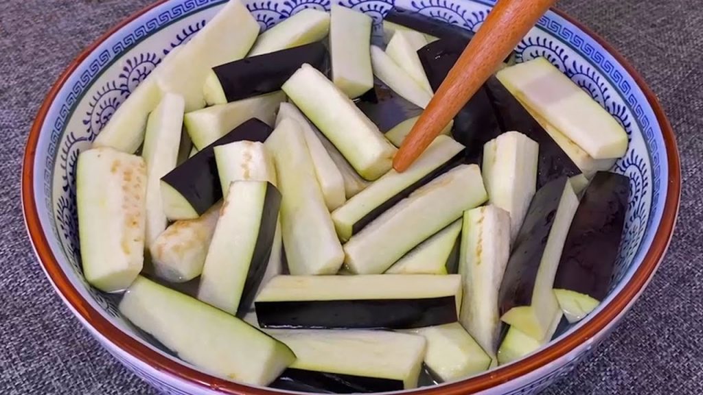夏天要多吃茄子,教你一个新吃法,我家一周做5次,实在太好吃了Eggplant recipe