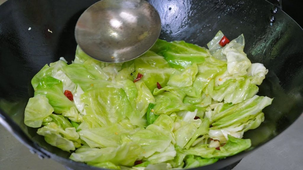 手撕包菜要不要焯水,看了饭店大厨的详细做法,终于明白了!Shredded Cabbage Recipe