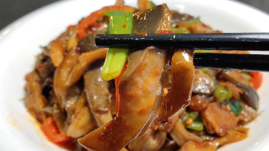 廚師長教你小炒平菇的家常做法,步驟詳細,鮮香微辣下酒又下飯【留意美食】#小炒平菇 #平菇 #菇類料理