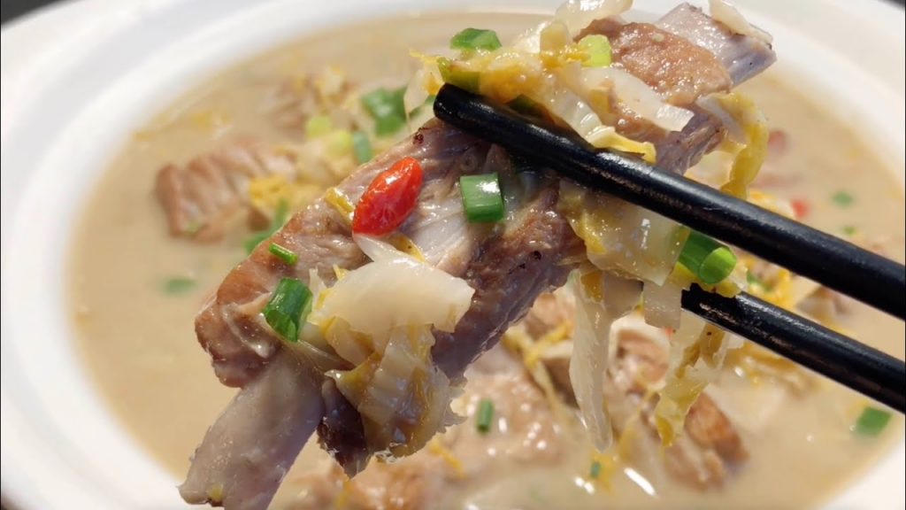 廚師長教你酸菜排骨的家常做法,步驟詳細,軟爛脫骨下酒又下飯【留意美食】#酸菜排骨 #酸菜 #排骨