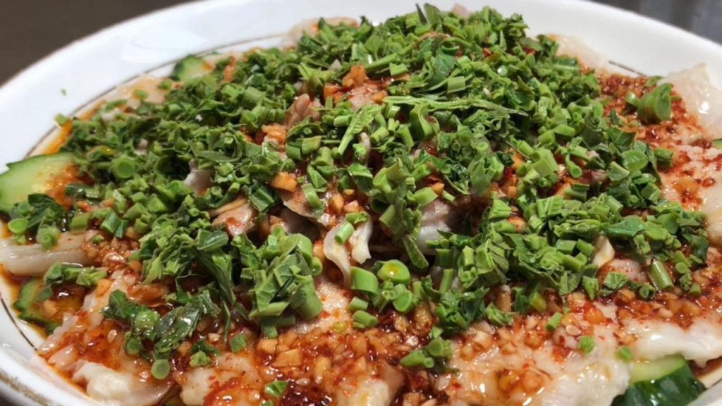 月薪20000的大廚把香椿放在白肉上面,竟然這麼好吃,漲見識了【留意美食】#香椿 #香椿白肉 #白肉料理