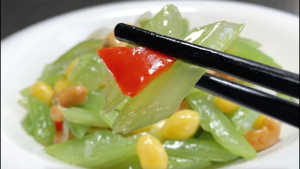 酒店的西芹炒百合為什麼好吃?大廚教你技巧,寓意深刻健康又美味 【留意美食】#西芹炒百合 #西芹 #百合