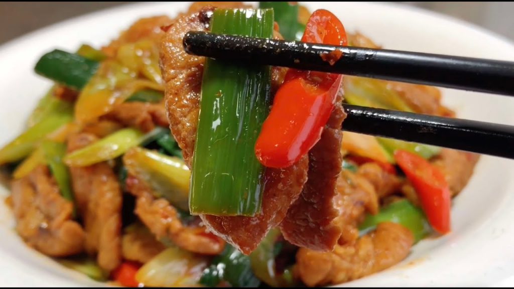 青蒜苗炒肉怎樣做才鮮嫩不柴,做法簡單實用,學會你也是大廚【留意美食】#青蒜苗炒肉 #青蒜苗 #炒肉