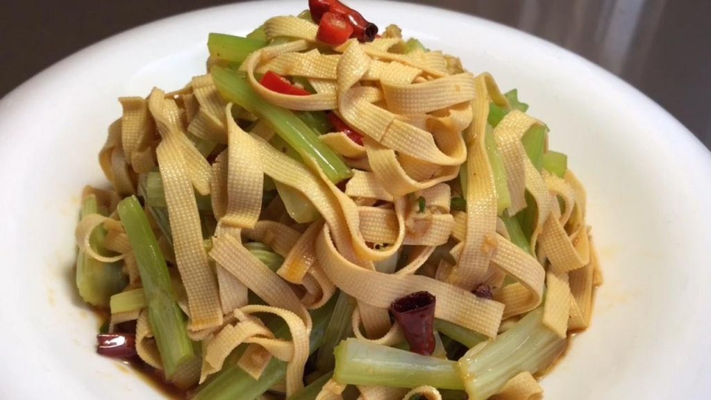 飯店芹菜拌豆腐皮為啥好吃?大廚教你訣竅,原來要多放這些調料【留意美食】#芹菜拌豆腐皮 #芹菜 #豆腐皮